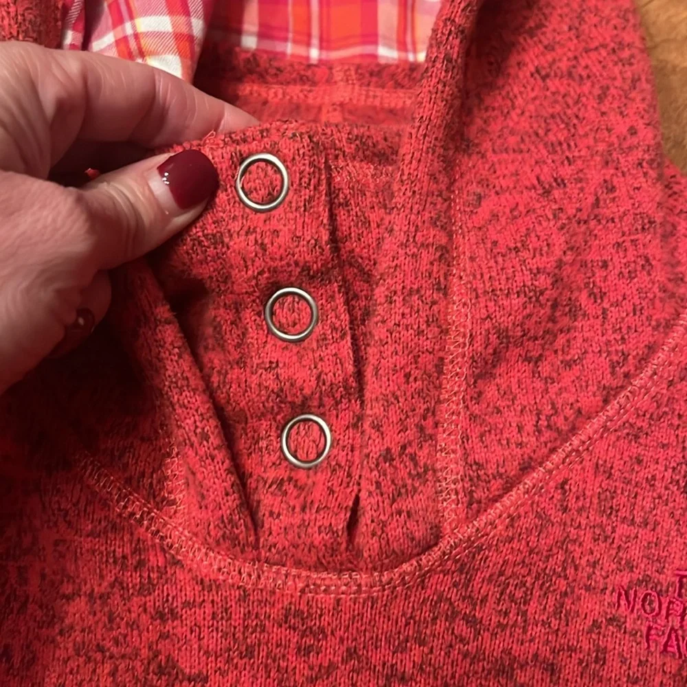 Like new The North Face pullover hoodie - Picture 3 of 16